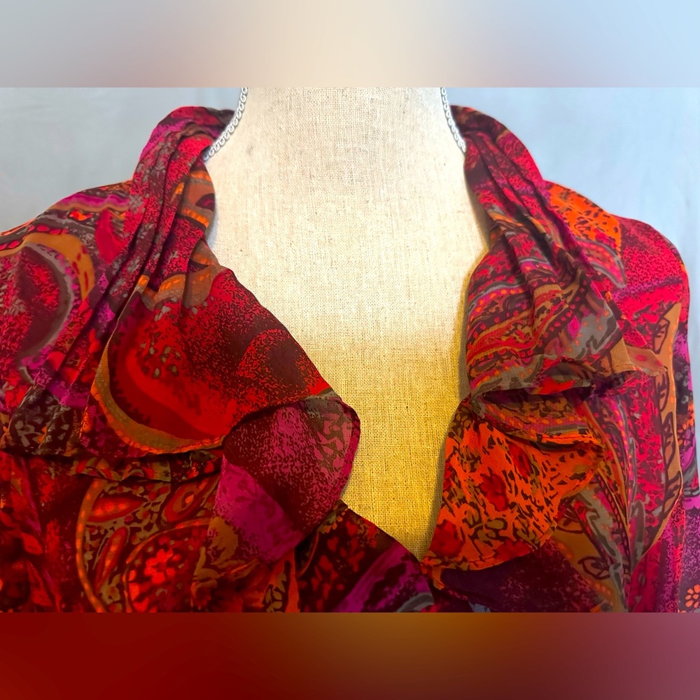 EUC Coldwater Creek S blouse in a magenta paisley design w/ many extra details